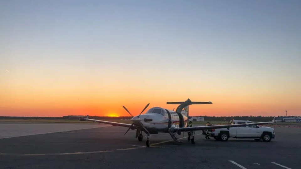 Un avion sur une piste d'atterrissage