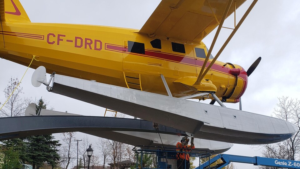 Un avion jaune.