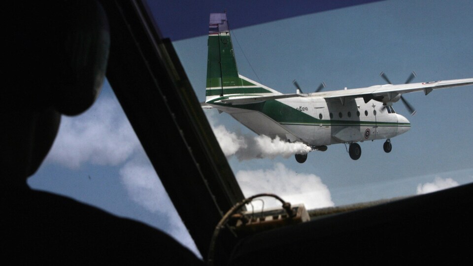 Un avion ensemence des nuages.