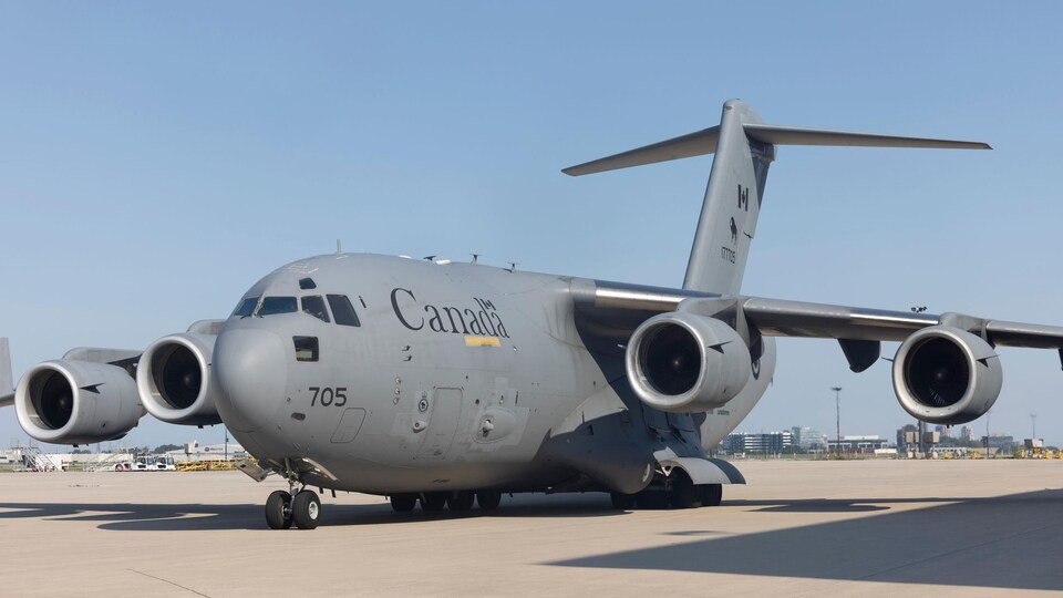 Un avion des Forces armées canadiennes sur le tarmac d'un aéroport.