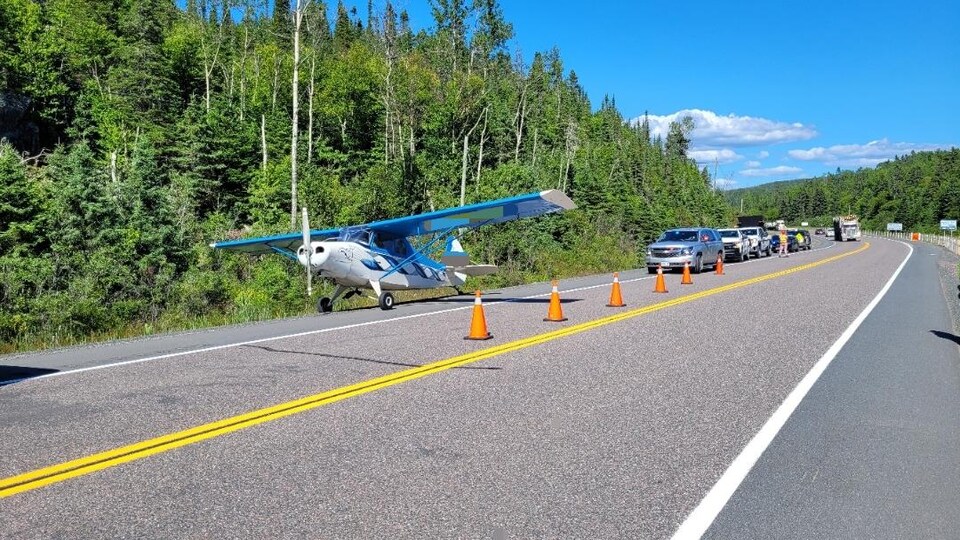 Un petit avion sur le bord de la route.