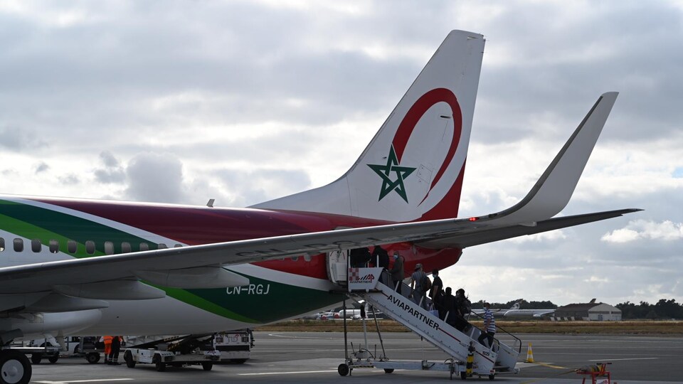 Des passagers sont en train de pénétrer dans un avion de la compagnie Royal Air Maroc.