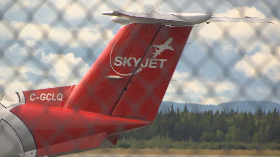 Un avion SkyJet sur la piste de décollage.