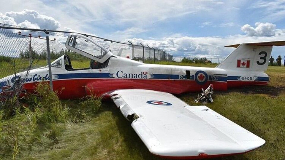 Un avion des Snowbirds des Forces armées canadiennes a percuté une clôture après s'être écrasé.