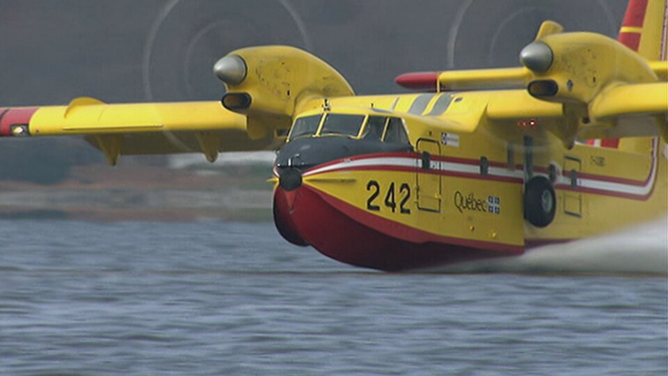 Un avion-citerne servant à éteindre des incendies de forêts.