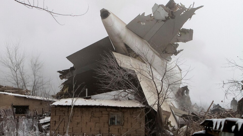 La carcasse de l'avion-cargo qui s'est écrasé près d'un aéroport dans un village du Kirghizistan.