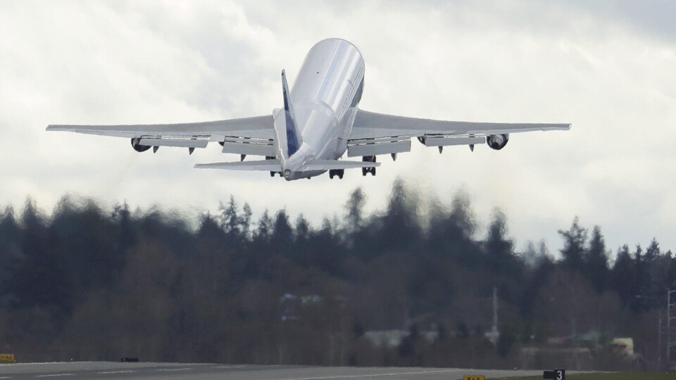 Un avion qui s'envole