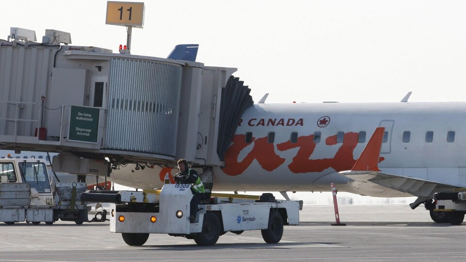 Un avion garé sur la piste de l'aéroport d'Ottawa