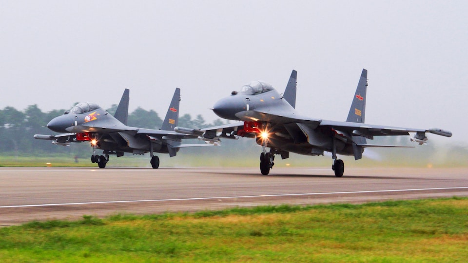 Deux avions de chasse chinois.