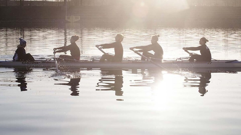 Cinq femmes dans un kayak.