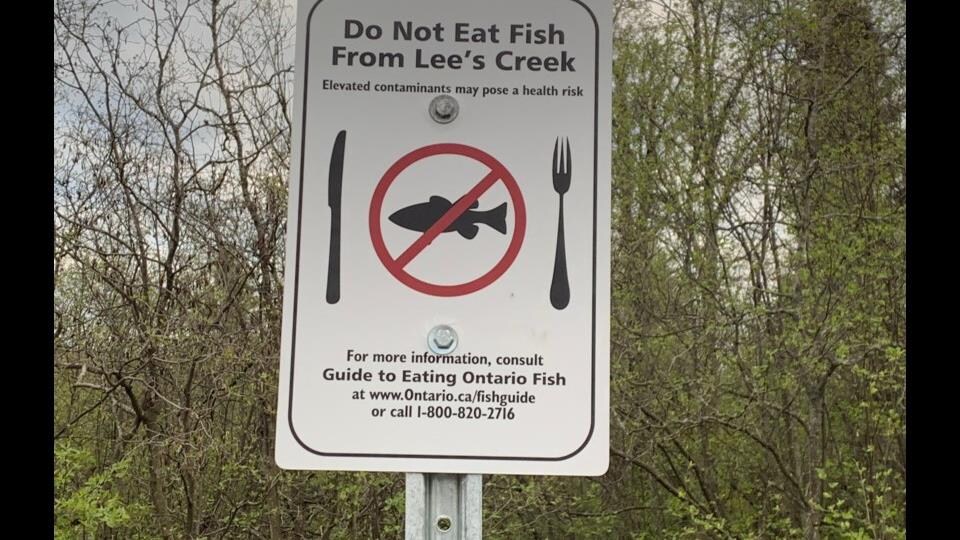Un affiche avec un symbole d'interdiction autour d'une image de poisson.