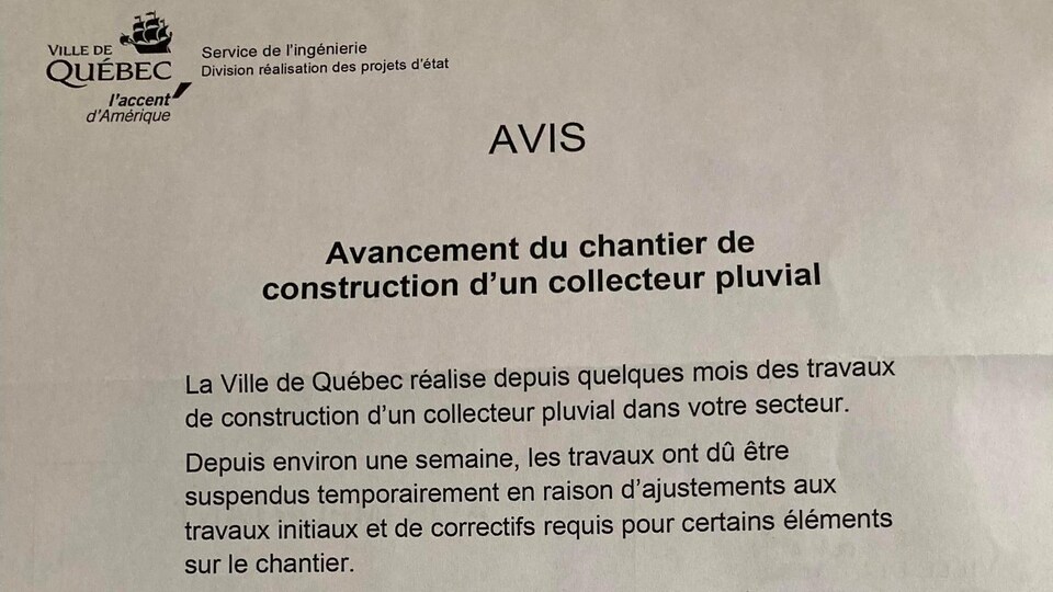 Un avis de la Ville de Québec au sujet de l'avancement des travaux sur un chantier de construction d'un collecteur pluvial.