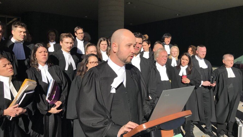 Des avocats sur les marches du palais de justice de Québec 