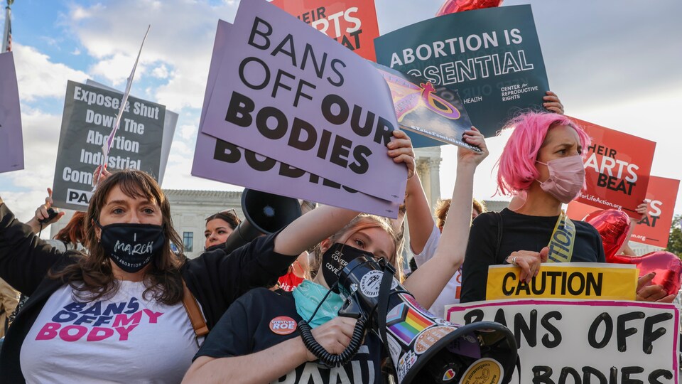 Des femmes manifestent avec des pancartes pro-choix.