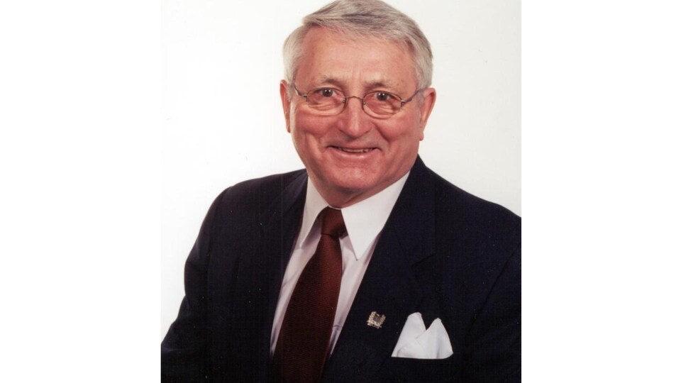 Portrait officiel d'Aylmer Whittom.