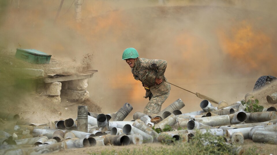 Un soldat crie en actionnant le canon.
