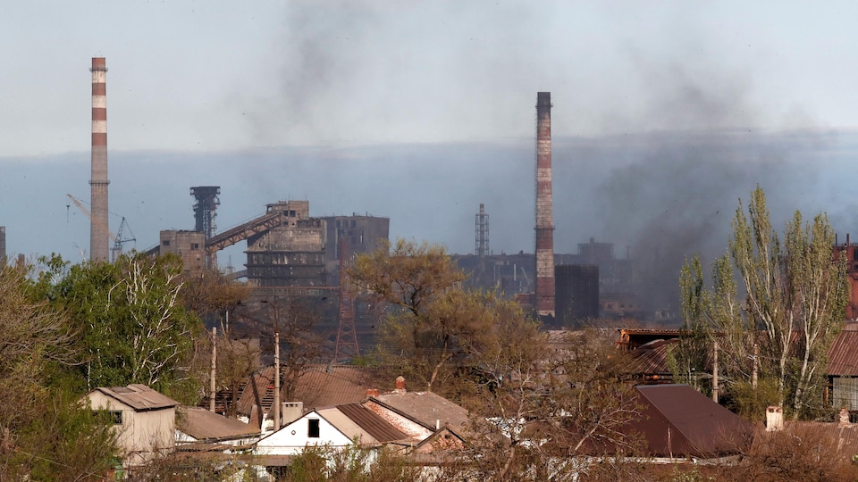 De la fumée au-dessus du complexe industriel, devant les toits des maisons de Marioupol.