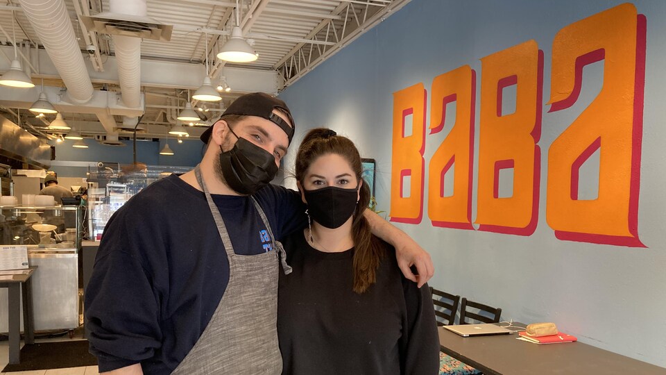 Shawn Pascal, chef cuisinier et propriétaire du restaurant Baba Thai à Montréal, et Jessica Greenberg, sa conjointe et gérante.