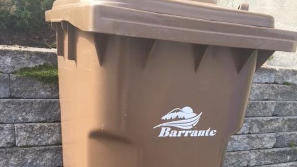 Un bac brun avec le logo de Barraute.