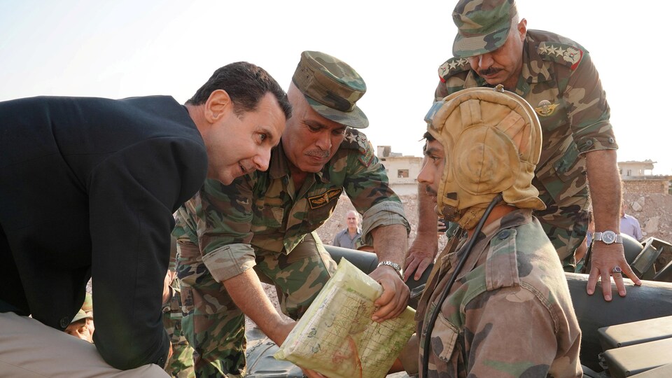 Bachar Al-Assad avec des soldats syriens à Idlib