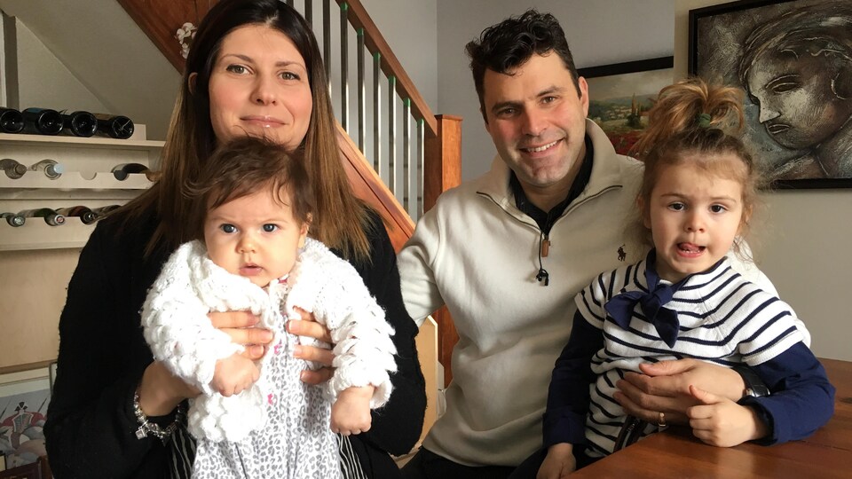 Aleksandra Bachvarova et Samuel Saintonge tiennent les deux filles dans leurs bras