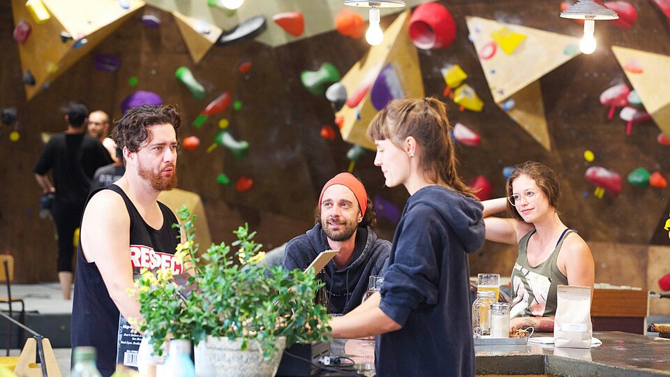 Des gens au centre d'escalade Backbone.