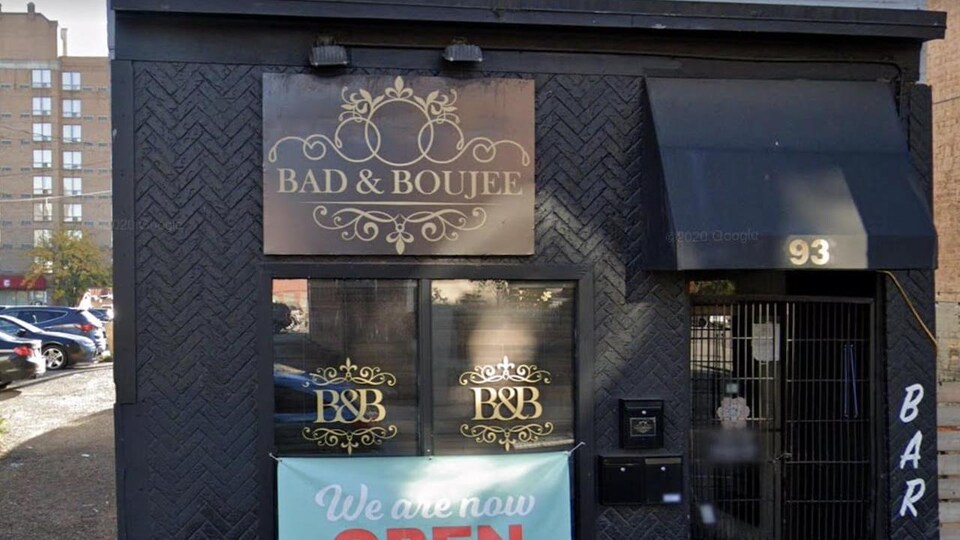 Façade du bar en briques noires.