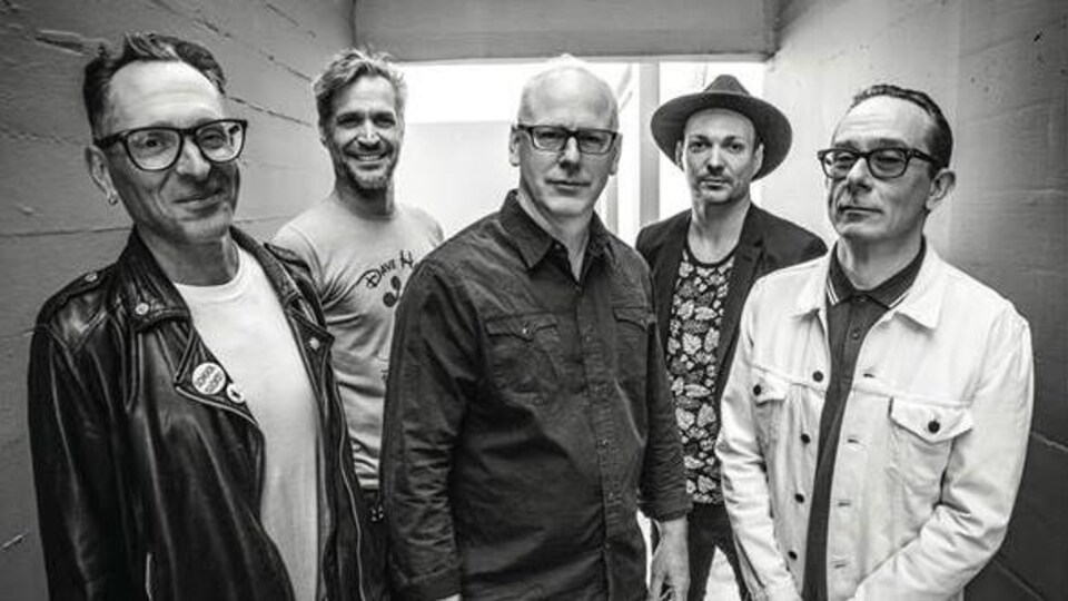 Un portrait en noir et blanc des membres du groupe Bad Religion.