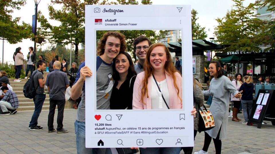 des étudiants sur un campus universitaire.