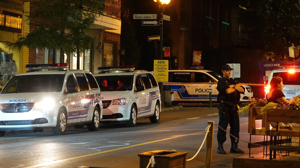 Les policiers du SPVM sur les lieux d’une bagarre à Montréal.