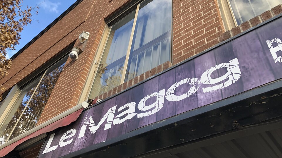 La pancarte du bar Le Magog sur la rue Wellington Sud, à Sherbrooke.