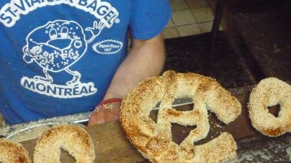 Un bagel en forme du logo des Canadiens de Montréal.