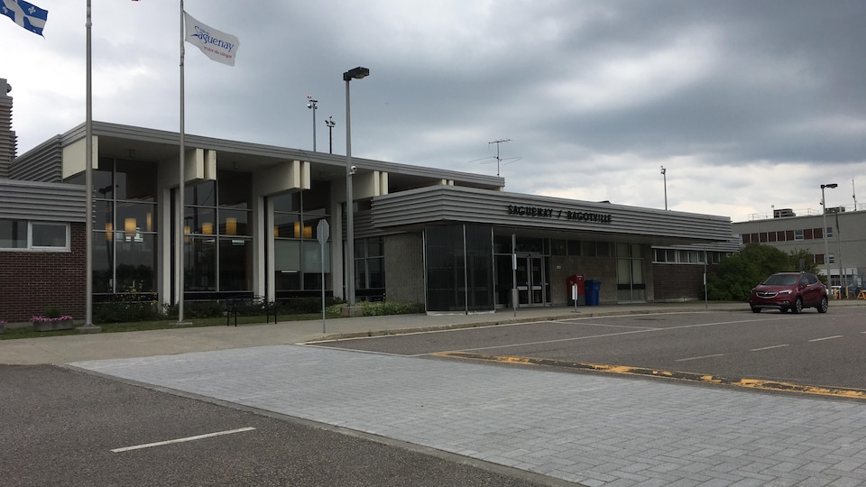 Façade de l'aéroport de Bagotville.