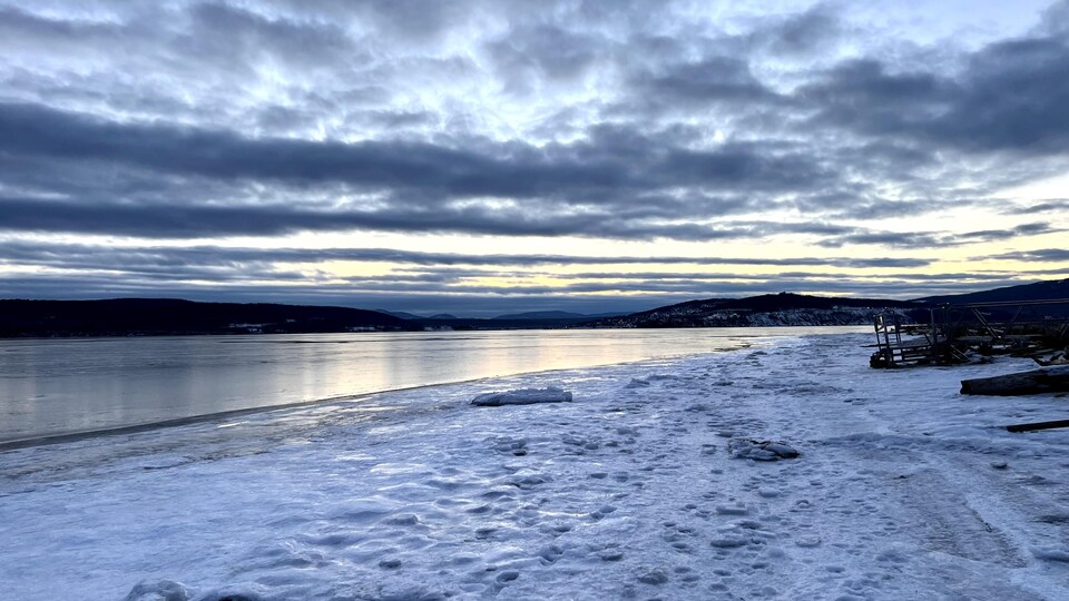Plage de Penouille dans la baie de Gaspé en janvier 2023.