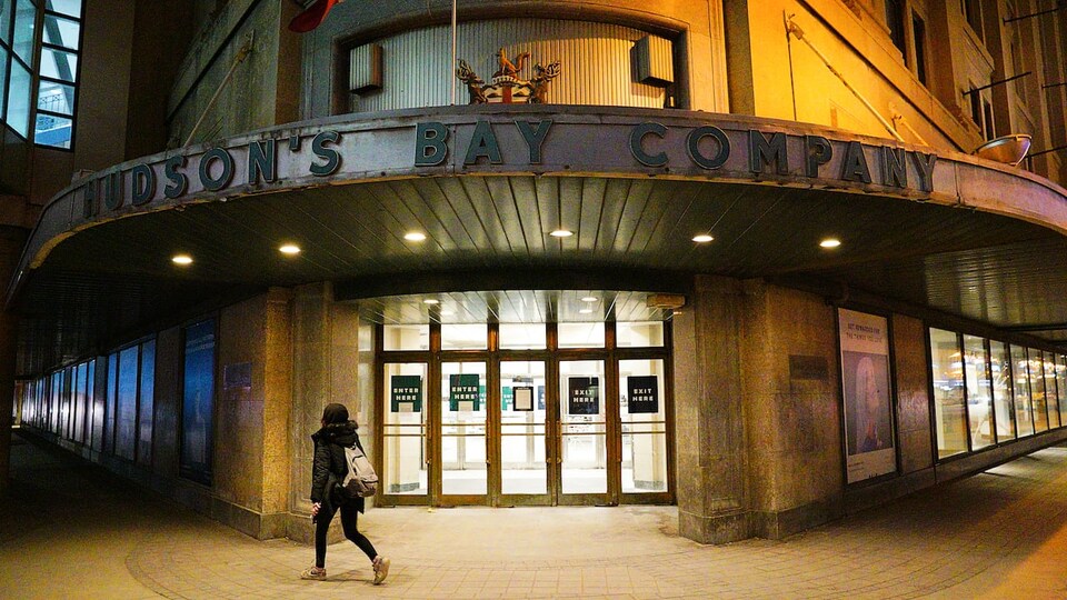L'entrée du magasin de la Baie d'Hudson dans la pénombre.