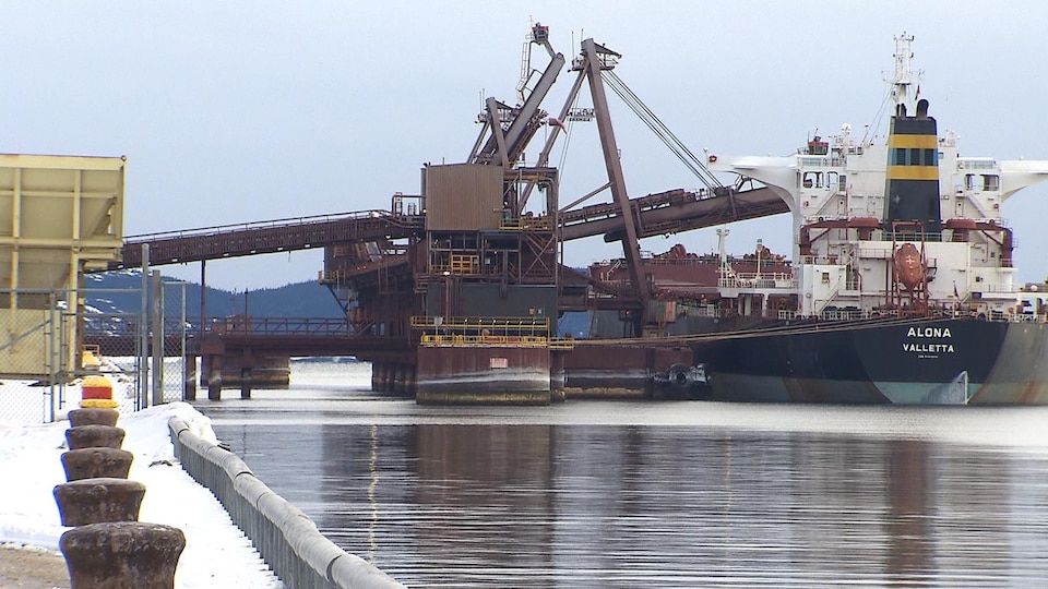 Un bateau en cours de chargement au port de Sept-Îles.