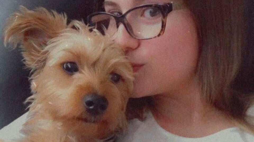 Bailey Gladwin embrasse son chien.