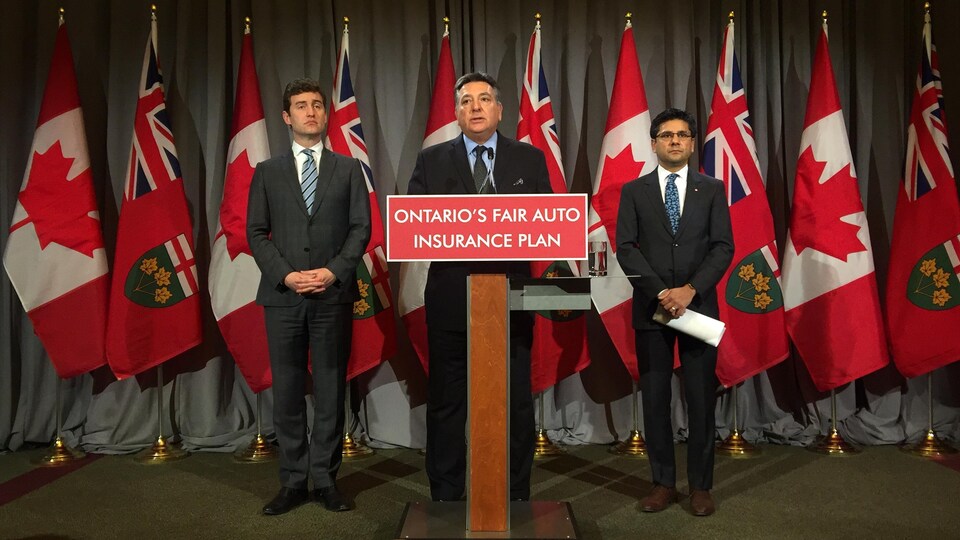 Les trois hommes en conférence de presse.