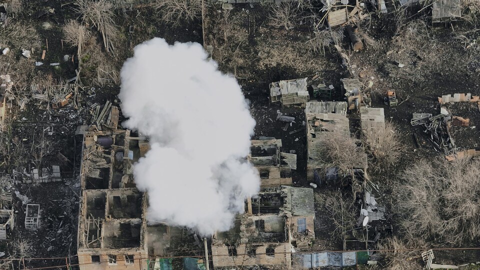 Une colonne de fumée s'échappe d'un secteur bombardé par les forces russes à Bakhmout.