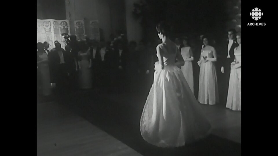 Une jeune fille fait son entrée dans la salle de bal de l'Hôtel Windsor de Montréal.
