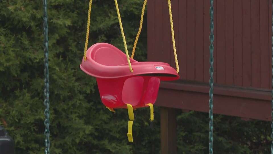 Une balançoire immobile.