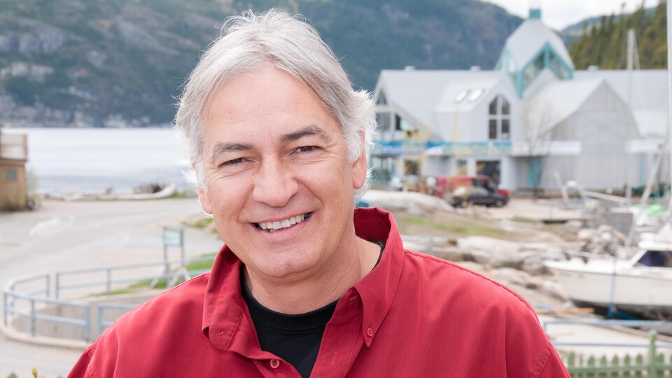 On peut apercevoir le centre derrière Patrice Corbeil.