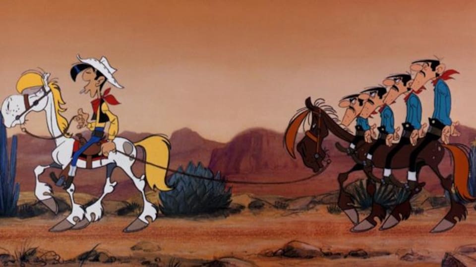 Un cowboy, Lucky Luke, tire un cheval avec, sur son dos, les frères Dalton. 