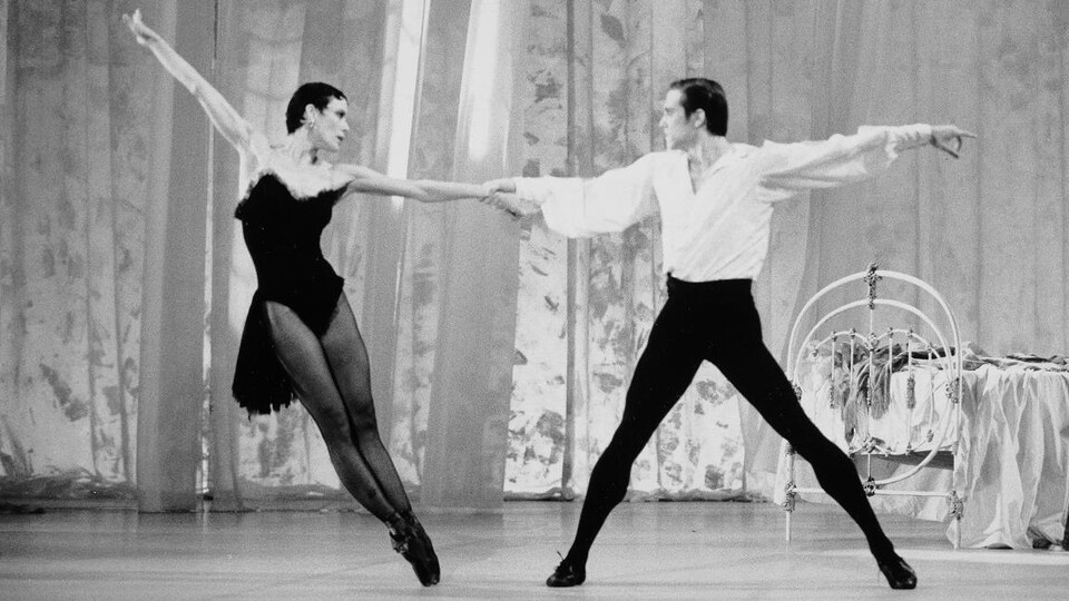 Karen Kain et Robert Conn dansent dans la production « Danser pour la vie » en 1995.
