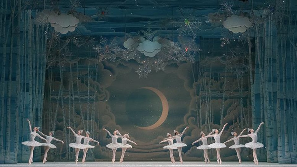 Une scène du ballet Casse-Noisette avec douze danseuses en tutu.