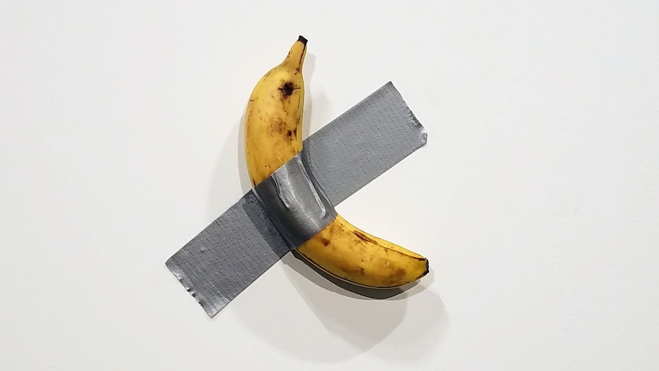 Une banane stochée contre un mur avec du ruban adhésif.