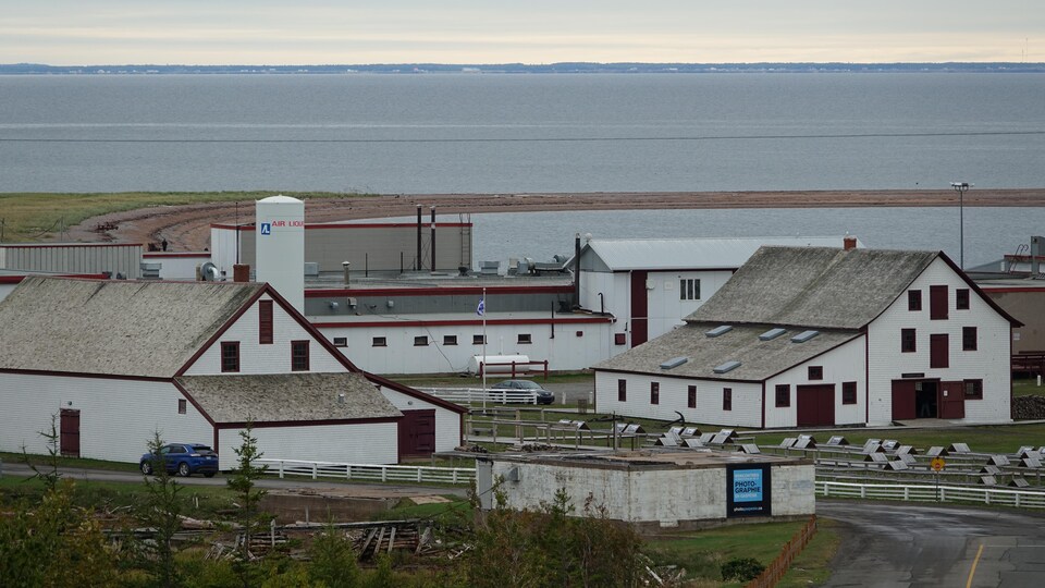 Les bâtiments historiques du banc de pêche de Paspébiac entourent l'usine d'Unipêche M.D.M.