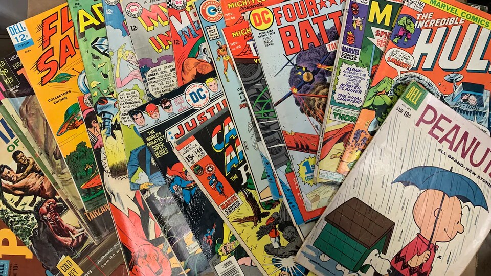 Des bandes dessinées sur une table.