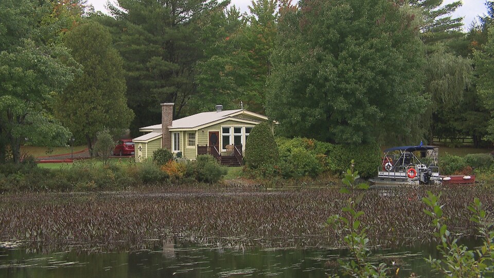 Une maison sur le bord d'un lac.