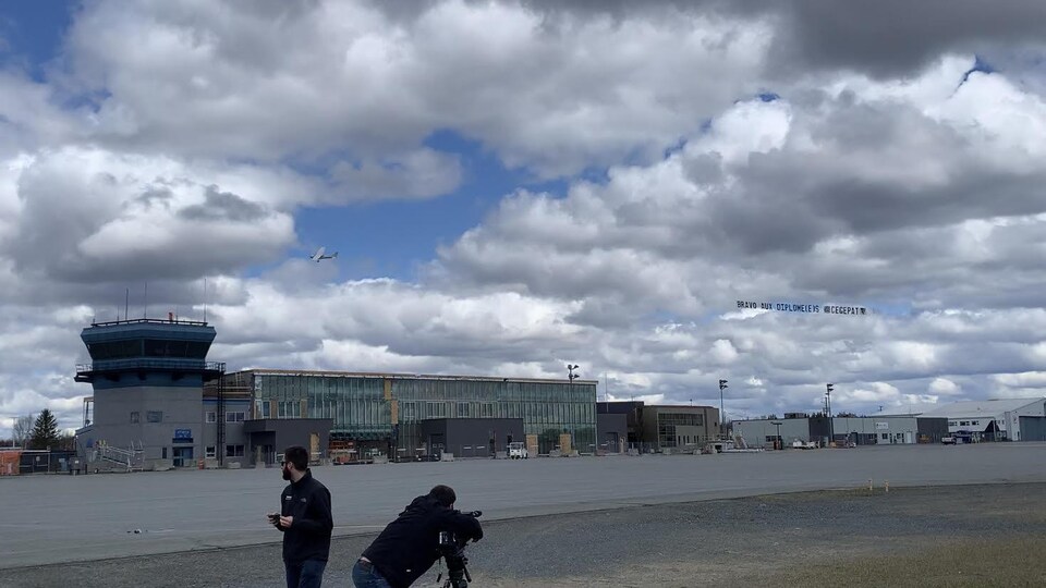 Un avion tire une banderole au dessus de l'aéroport de Rouyn-Noranda.